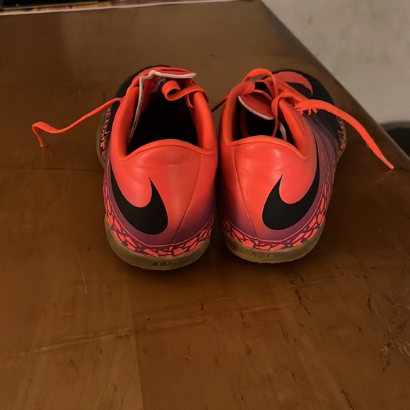 Nike Unisex Colorful Hypervenom Indoor Soccer Shoe - Picture 4 of 4